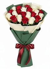 Букет Микс из красных и белых роз в Шалушке