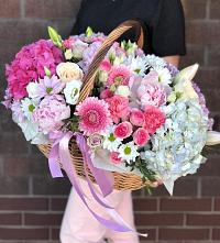 Цветочная композиция из Розы, Хризантемы, Пионы и Лизиантусы в корзине в Шалушке