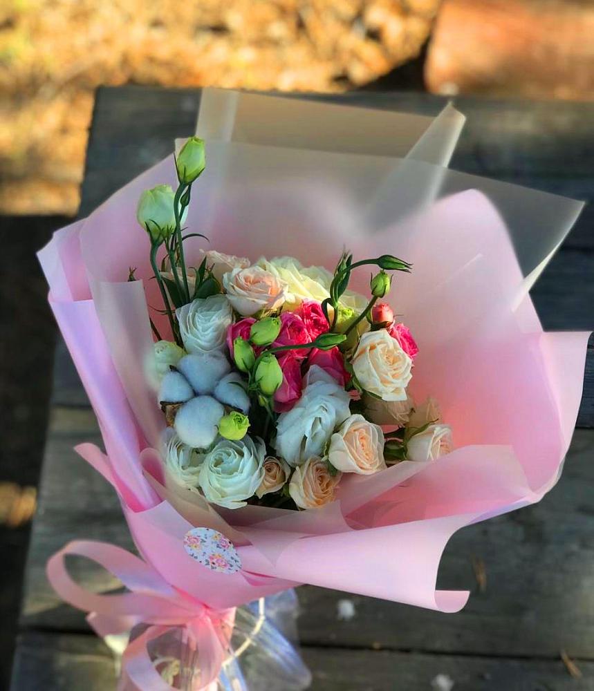 Букет цветов из: Розы и Лизиантусы в Шалушке