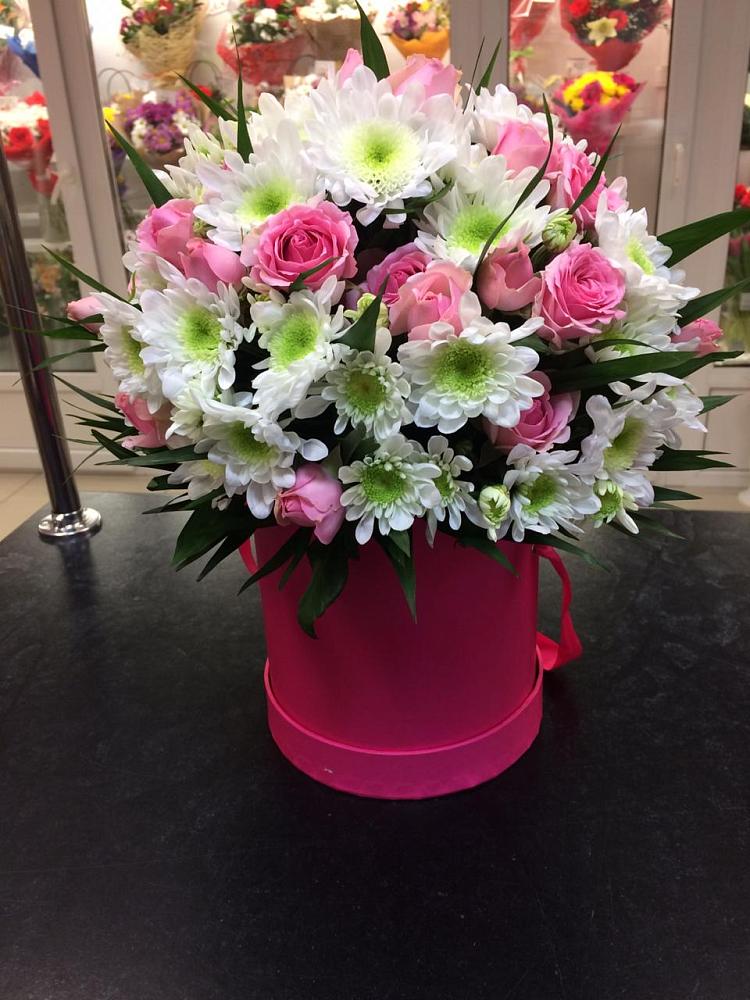 Цветочная композиция из Розы и Хризантемы в шляпной коробке в Шалушке