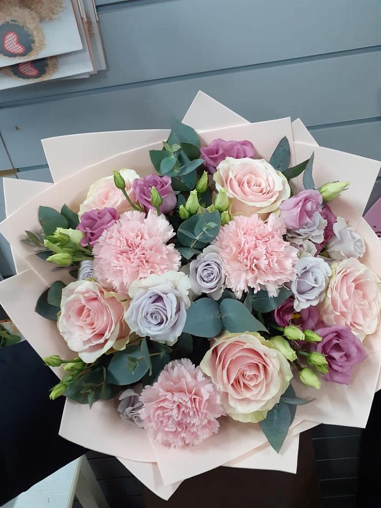 Букет цветов из: Розы, Гвоздики и Лизиантусы в Шалушке